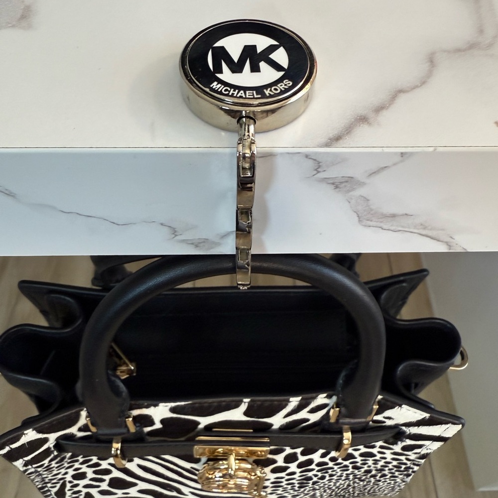 👜 MICHAEL KORS Purse Hook! Only $10 with the purchase of any of my handbags! - Picture 3 of 7